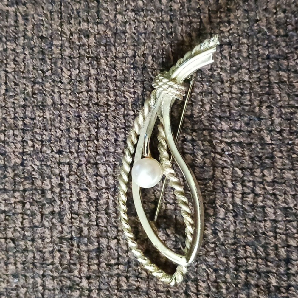 Vintage gold tone with pearl brooch